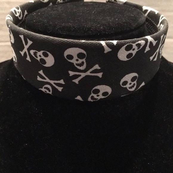 NWOT Skull and Crossbones Headband. - Picture 3 of 3